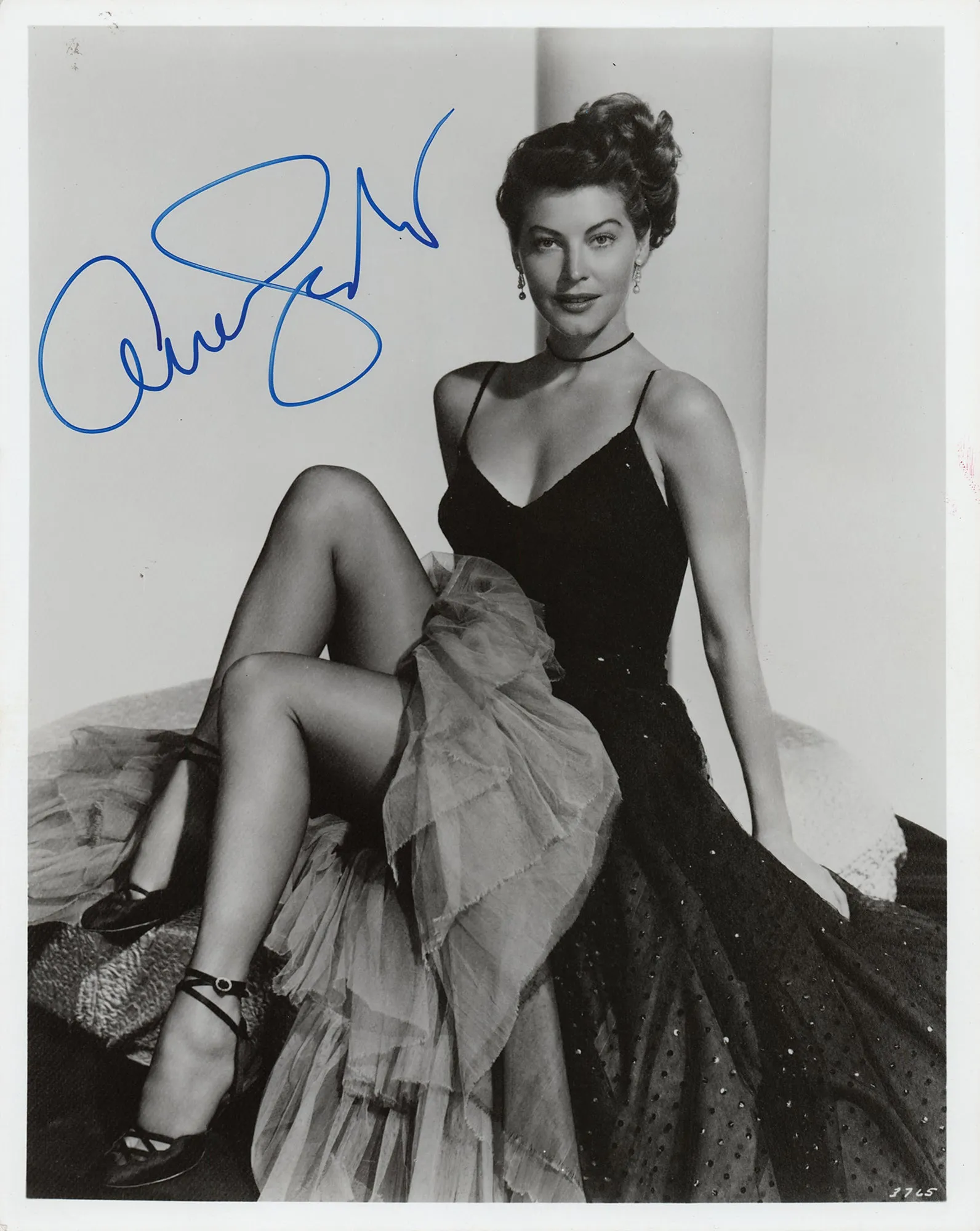 BEAUTIFUL AVA GARDNER HAND-SIGNED PHOTO