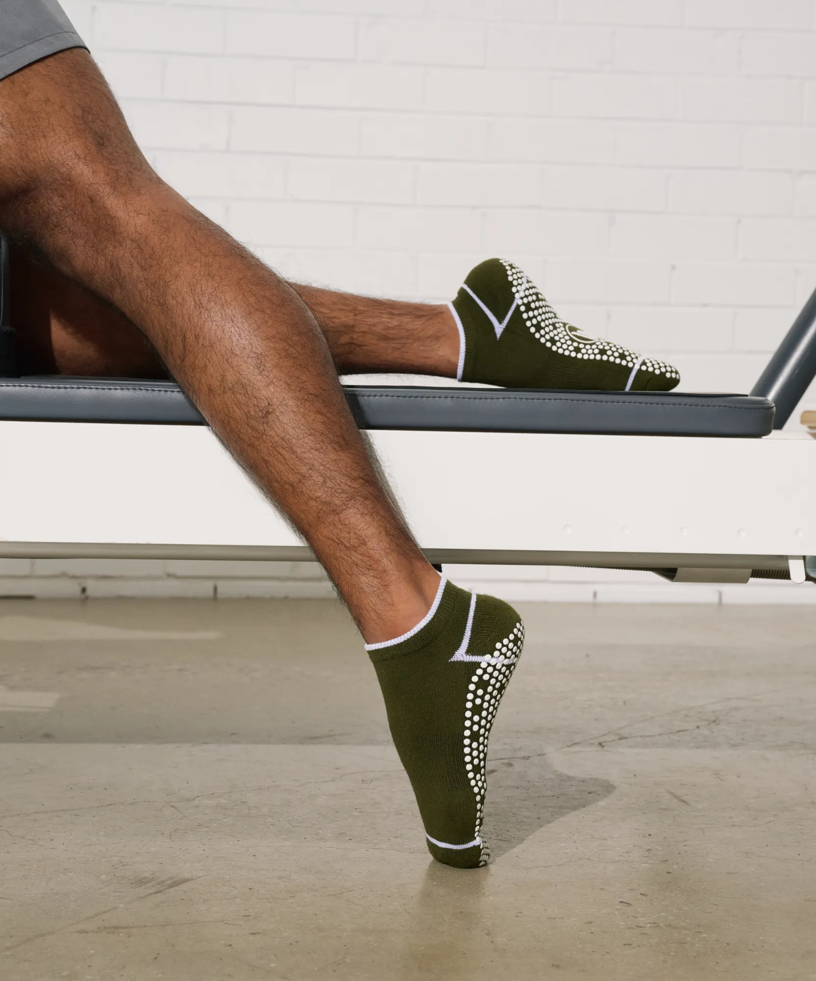 Men's Classic Low Rise Grip Socks - Khaki Stripe