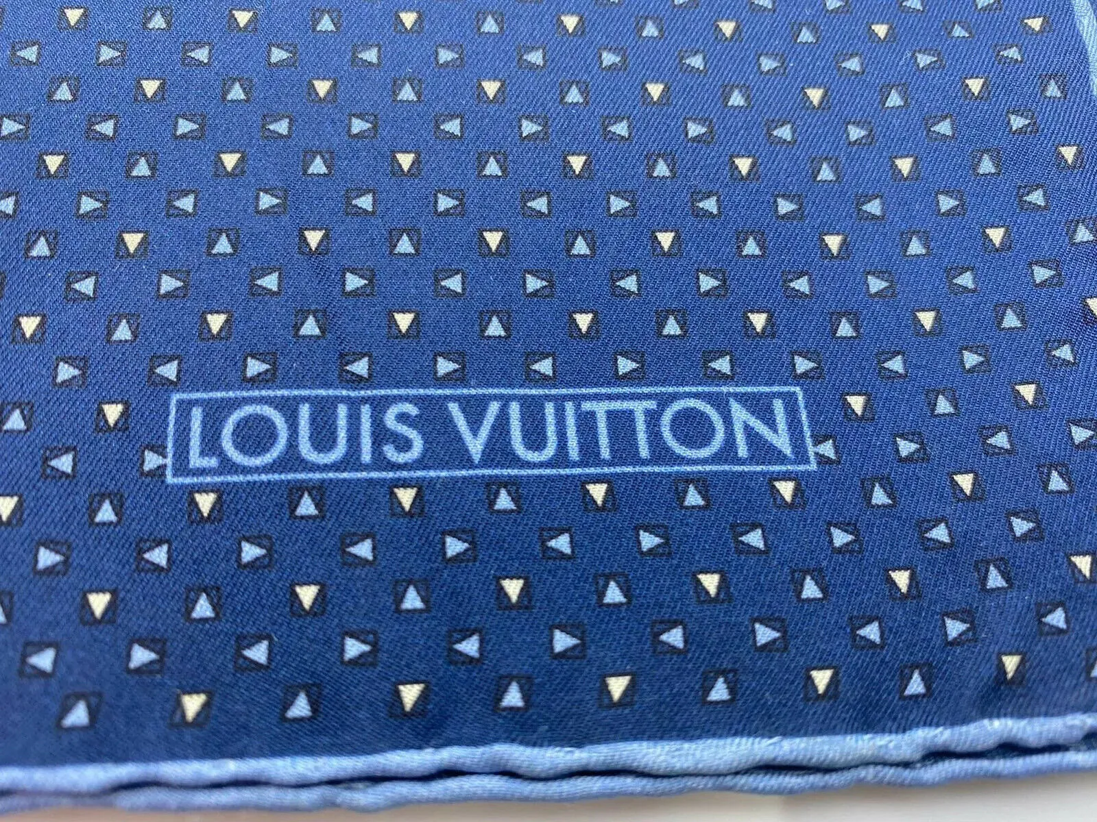 Uniformes 100% Silk Pocket Square With Triangles